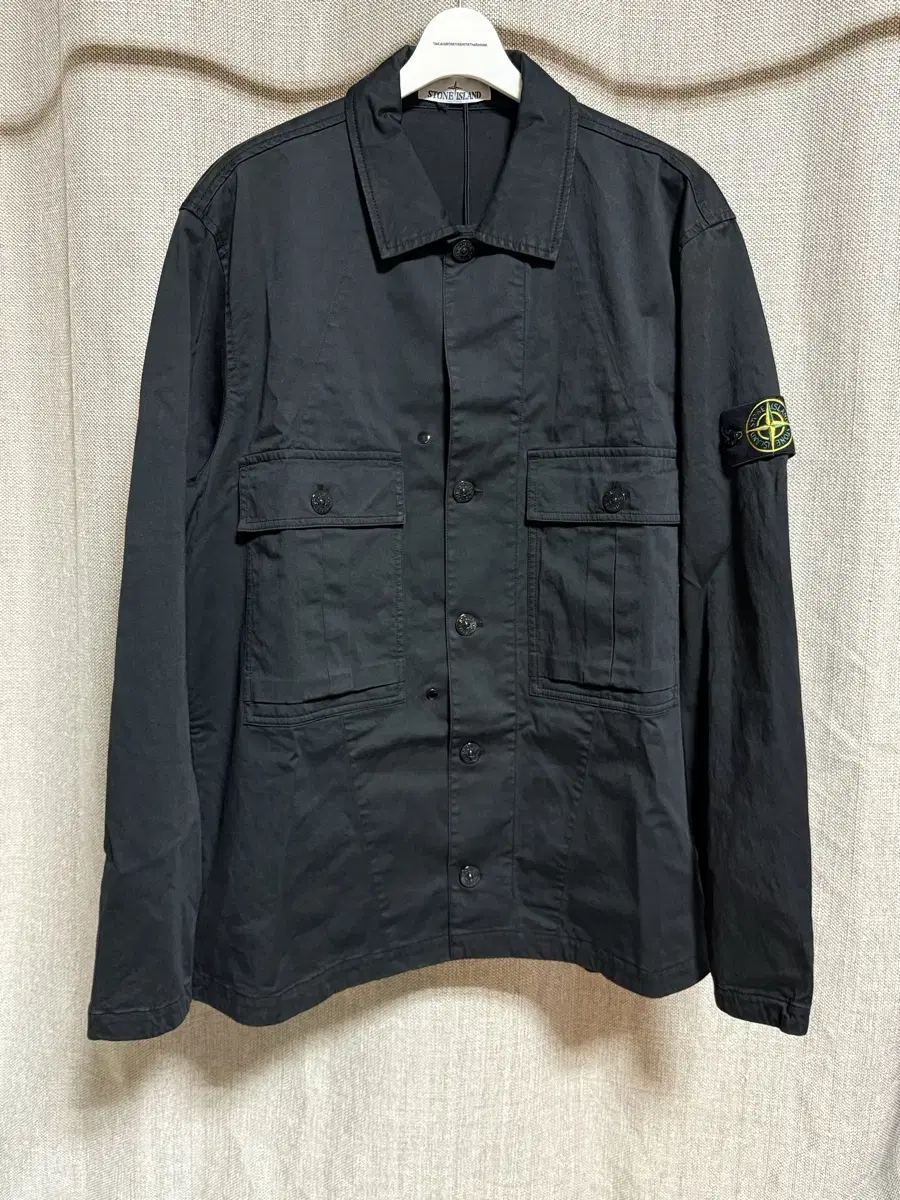 ストーンアイランド　　ウール生地 Stone Island ストーンアイランド MAGLIA ラムウール フード付き